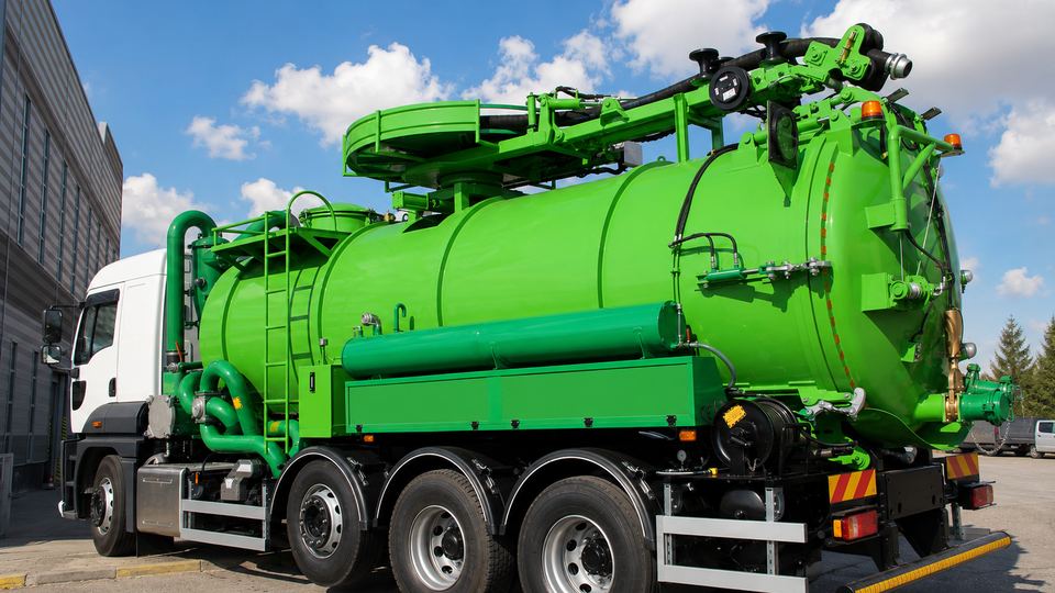 Kocaeli'de kullanılan vakumlu tanklı yeşil vidanjör aracı